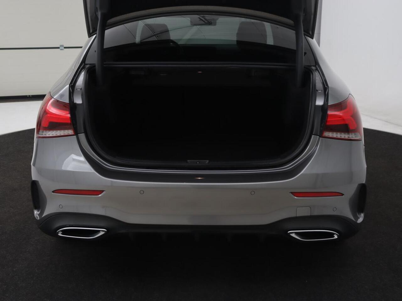 Mercedes-Benz A-KLASSE 180 AMG | Panoramadak | Matrix LED | Sfeerverlichting | Keyless | Camera | Carplay | Leder/Alcantara | Memory | Keyless | Widescreen |