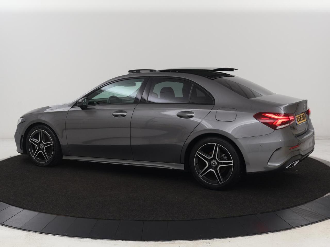 Mercedes-Benz A-KLASSE 180 AMG | Panoramadak | Matrix LED | Sfeerverlichting | Keyless | Camera | Carplay | Leder/Alcantara | Memory | Keyless | Widescreen |