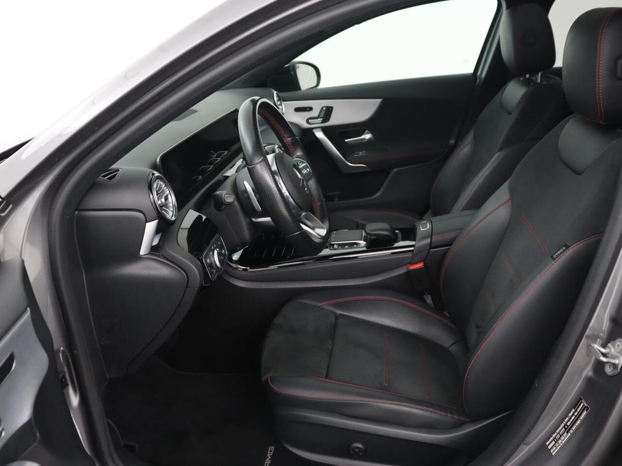 Mercedes-Benz A-KLASSE 180 AMG | Panoramadak | Matrix LED | Sfeerverlichting | Keyless | Camera | Carplay | Leder/Alcantara | Memory | Keyless | Widescreen |