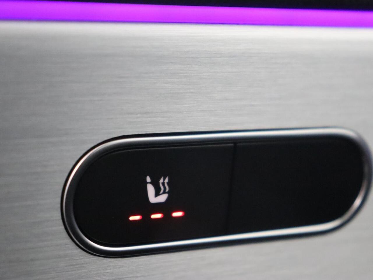 Mercedes-Benz A-KLASSE 180 AMG | Panoramadak | Matrix LED | Sfeerverlichting | Keyless | Camera | Carplay | Leder/Alcantara | Memory | Keyless | Widescreen |