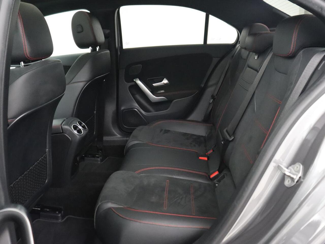 Mercedes-Benz A-KLASSE 180 AMG | Panoramadak | Matrix LED | Sfeerverlichting | Keyless | Camera | Carplay | Leder/Alcantara | Memory | Keyless | Widescreen |