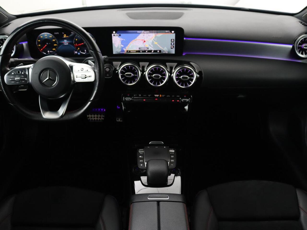 Mercedes-Benz A-KLASSE 180 AMG | Panoramadak | Matrix LED | Sfeerverlichting | Keyless | Camera | Carplay | Leder/Alcantara | Memory | Keyless | Widescreen |