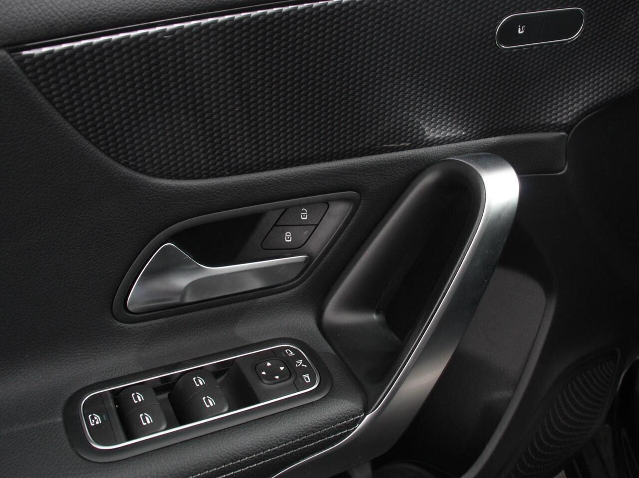 Mercedes-Benz A-KLASSE 200 Automaat Progressive Mercedes-Benz A-klasse 200 Progressive | Navigatie | Climate Control | Lane Assist | Camera | Trekhaak | DAB | LED | Verkeersbord Herkenning |