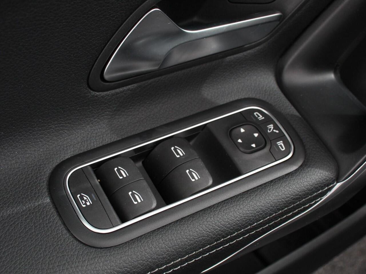 Mercedes-Benz A-KLASSE 200 Automaat Progressive Mercedes-Benz A-klasse 200 Progressive | Navigatie | Climate Control | Lane Assist | Camera | Trekhaak | DAB | LED | Verkeersbord Herkenning |