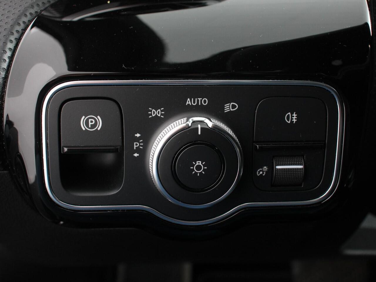 Mercedes-Benz A-KLASSE 200 Automaat Progressive Mercedes-Benz A-klasse 200 Progressive | Navigatie | Climate Control | Lane Assist | Camera | Trekhaak | DAB | LED | Verkeersbord Herkenning |