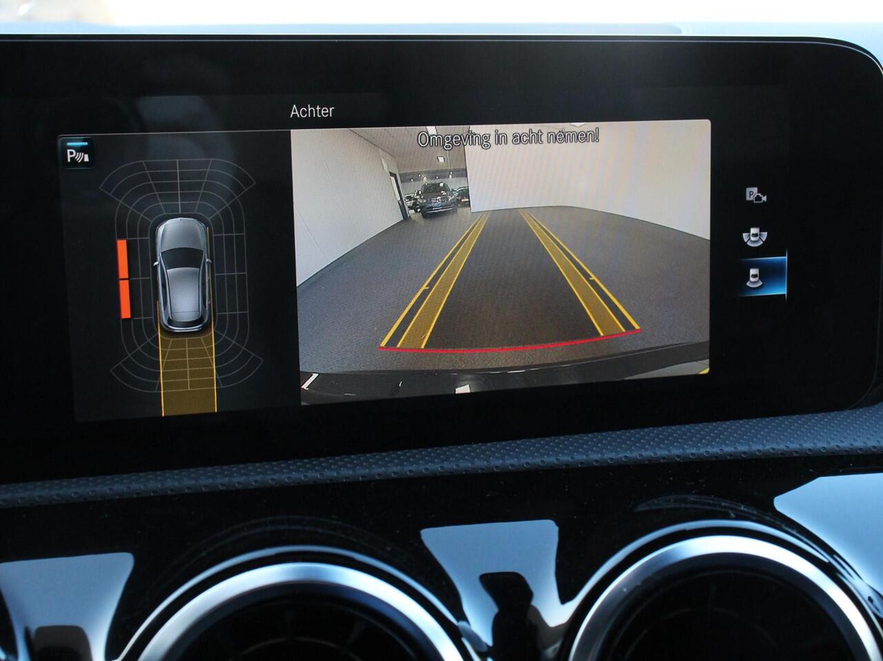 Mercedes-Benz A-KLASSE 200 Automaat Progressive Mercedes-Benz A-klasse 200 Progressive | Navigatie | Climate Control | Lane Assist | Camera | Trekhaak | DAB | LED | Verkeersbord Herkenning |