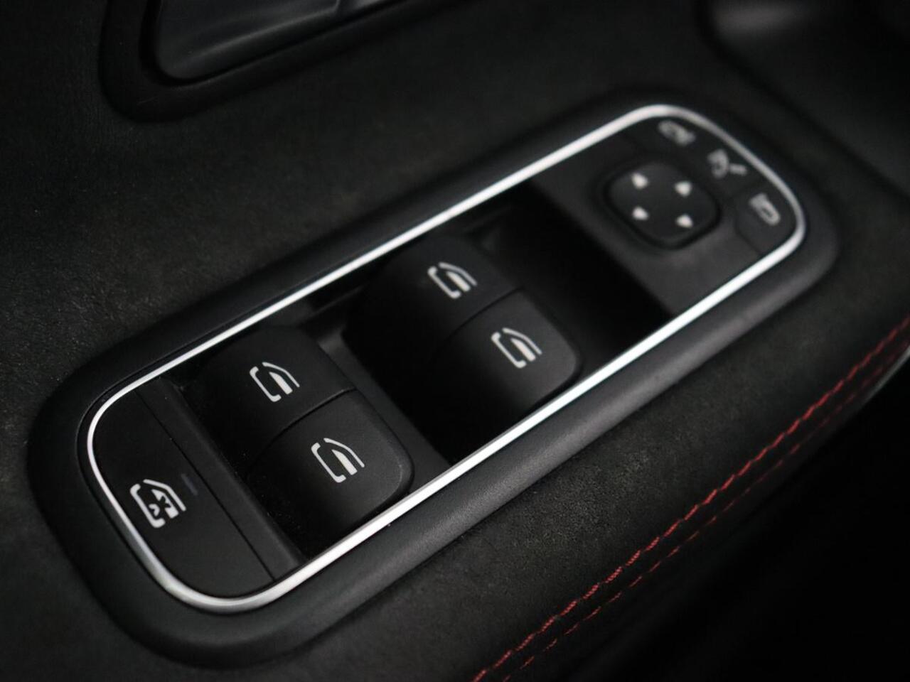 Mercedes-Benz A-KLASSE 250e AMG Limited | Carplay | Stoelverwarming | Leder/Alcantara | Widescreen | Sfeerverlichting | Navigatie | Camera | Full LED | Park Assist | PHEV | Plug In