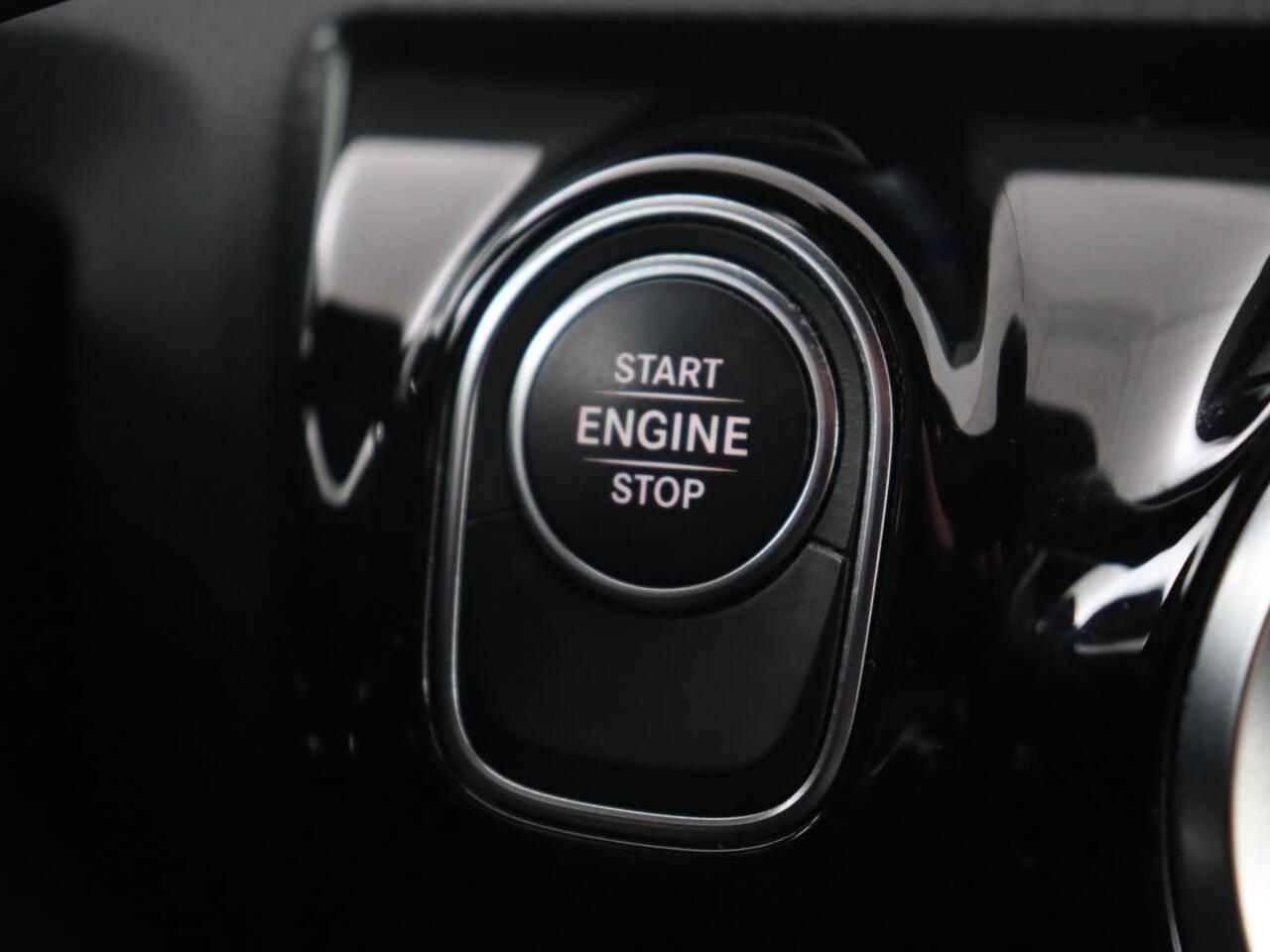 Mercedes-Benz A-KLASSE 250e AMG Limited | Carplay | Stoelverwarming | Leder/Alcantara | Widescreen | Sfeerverlichting | Navigatie | Camera | Full LED | Park Assist | PHEV | Plug In