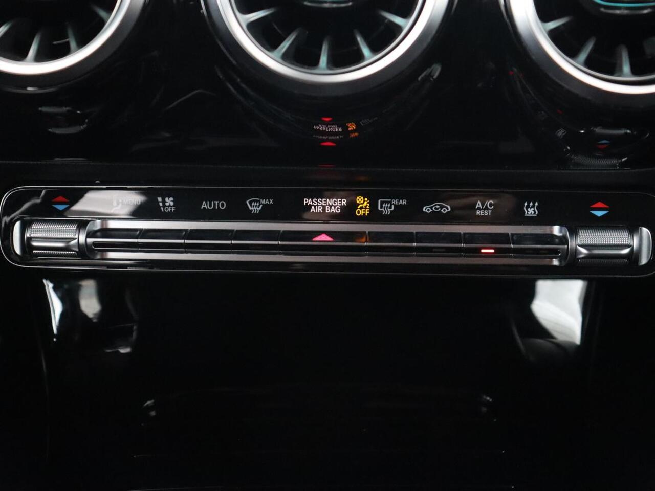 Mercedes-Benz A-KLASSE 250e AMG Limited | Carplay | Stoelverwarming | Leder/Alcantara | Widescreen | Sfeerverlichting | Navigatie | Camera | Full LED | Park Assist | PHEV | Plug In