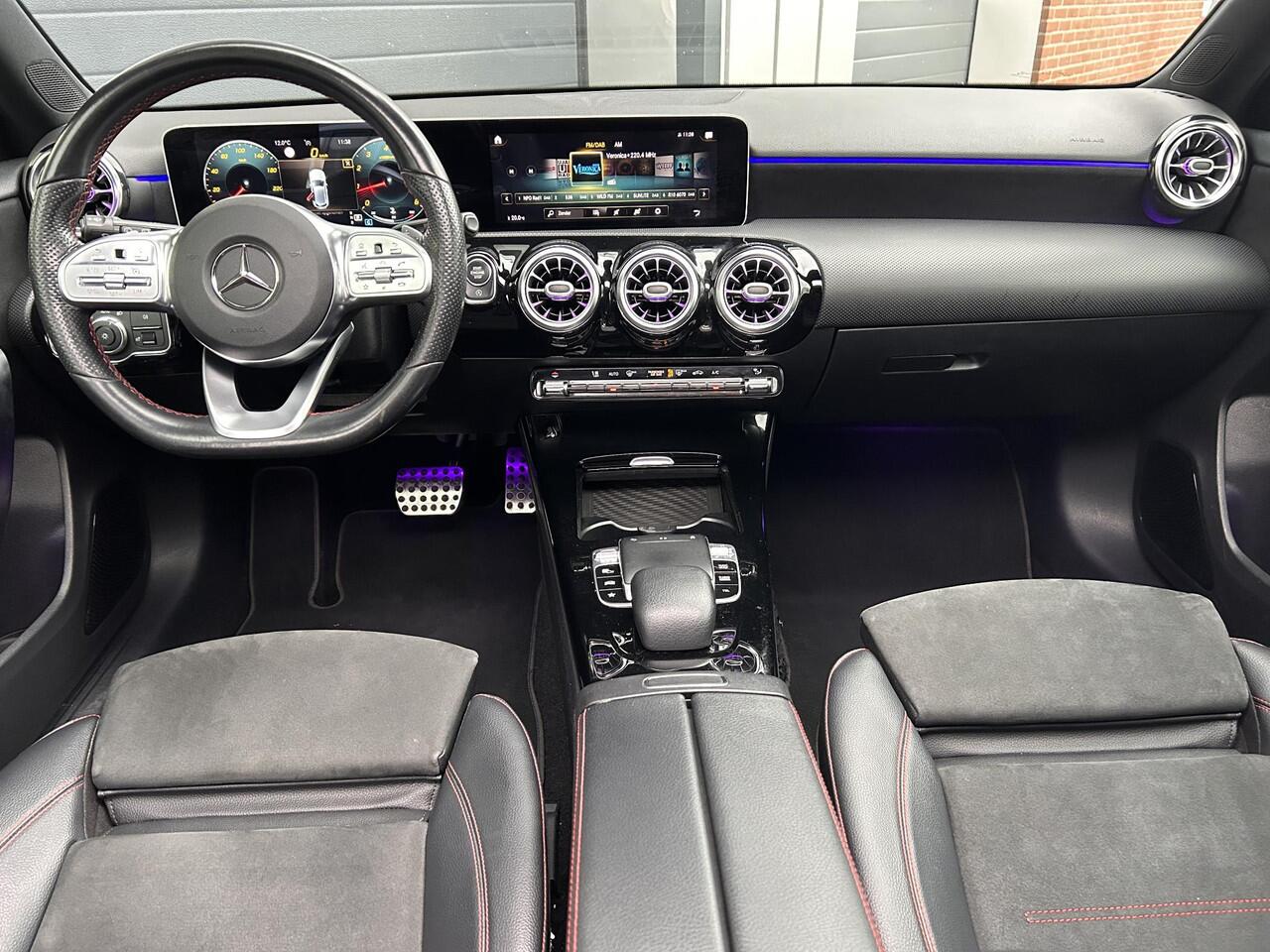 Mercedes-Benz A-KLASSE 180 AMG Line | Pano | LED | Sfeer | Stoel verwarming | Camera |