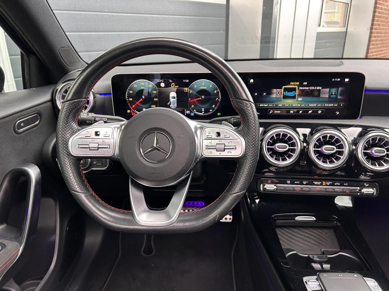 Mercedes-Benz A-KLASSE 180 AMG Line | Pano | LED | Sfeer | Stoel verwarming | Camera |