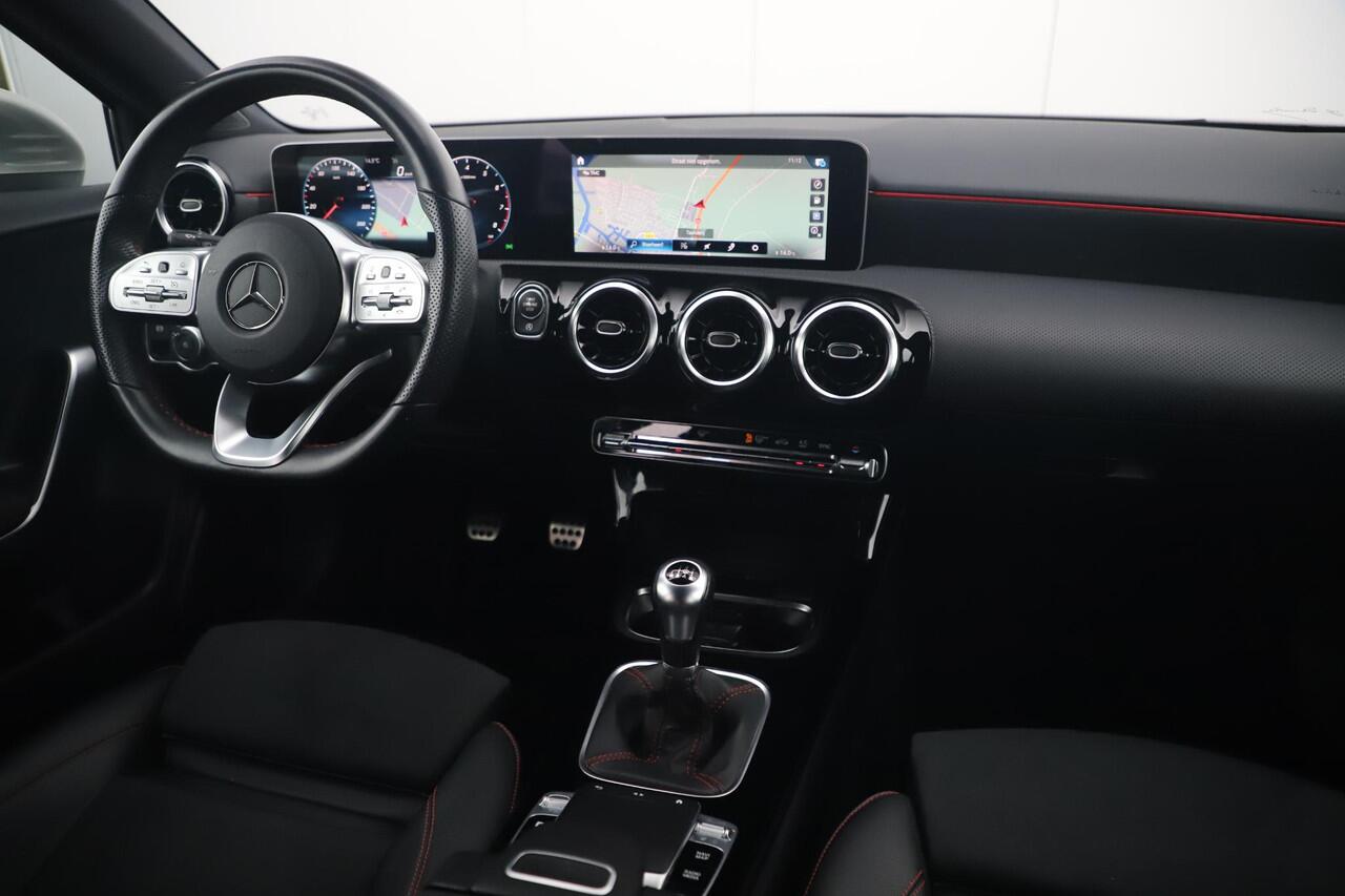 Mercedes-Benz A-KLASSE 160 AMG Line Widescreen Full LED Half Leder Sportstoelen Navigatie Camera Clima Lane Assist Cruise Parkeersensors 18 inch AMG LMV