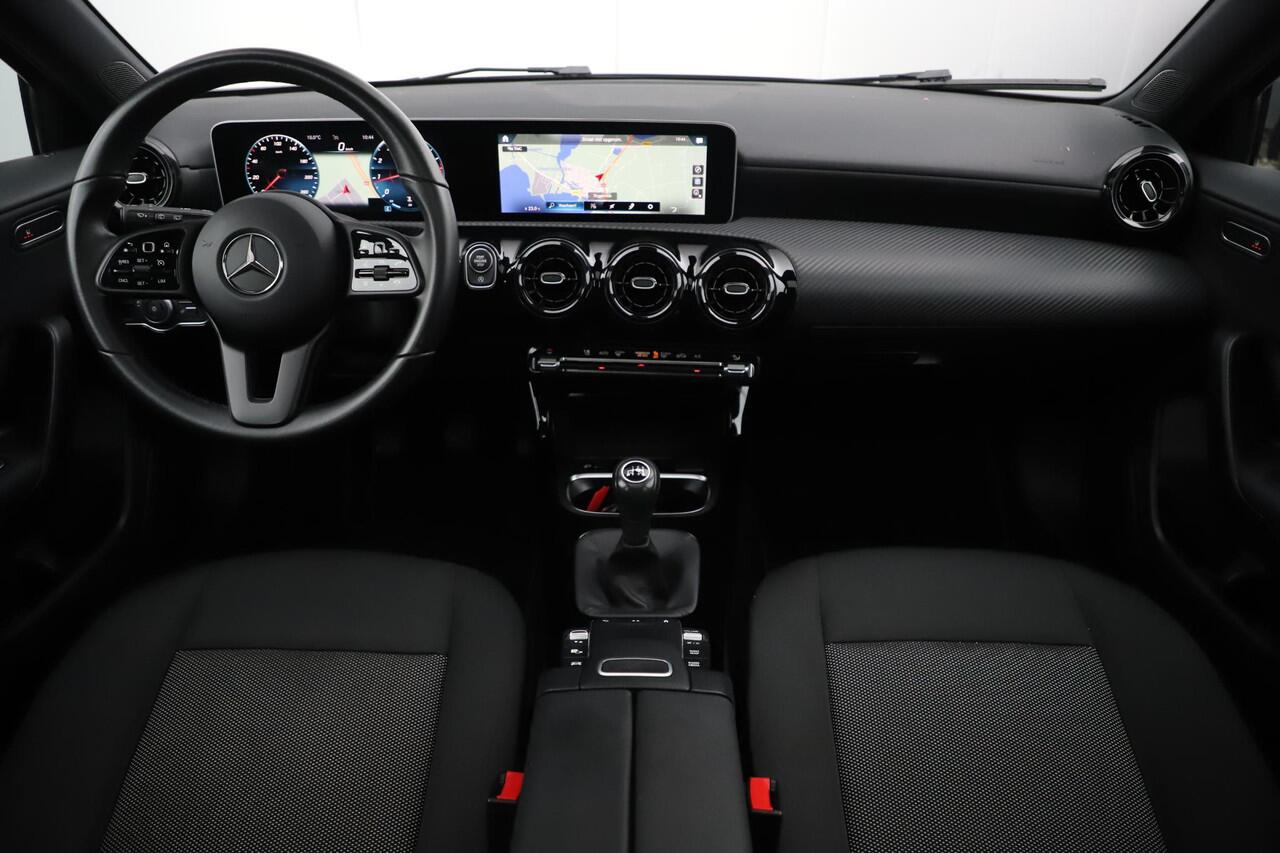 Mercedes-Benz A-KLASSE 160 Business Solution Panoramadak Widescreen Trekhaak 18 inch AMG Velgen Navigatie Camera Full LED Lane Assist Stoelverwarming