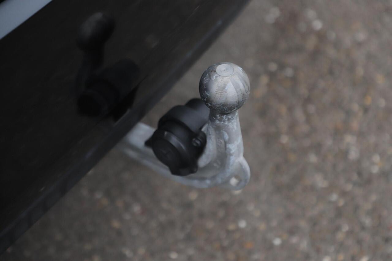 Mercedes-Benz A-KLASSE 160 Business Solution Panoramadak Widescreen Trekhaak 18 inch AMG Velgen Navigatie Camera Full LED Lane Assist Stoelverwarming