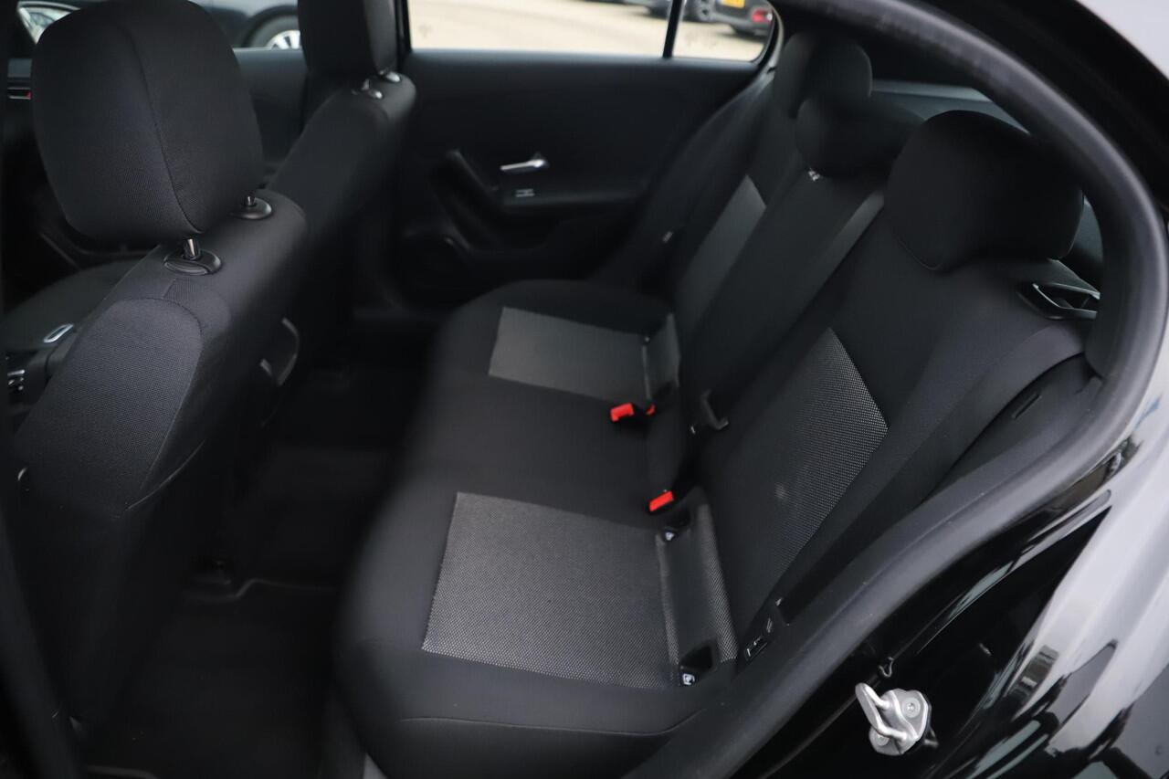 Mercedes-Benz A-KLASSE 160 Business Solution Panoramadak Widescreen Trekhaak 18 inch AMG Velgen Navigatie Camera Full LED Lane Assist Stoelverwarming