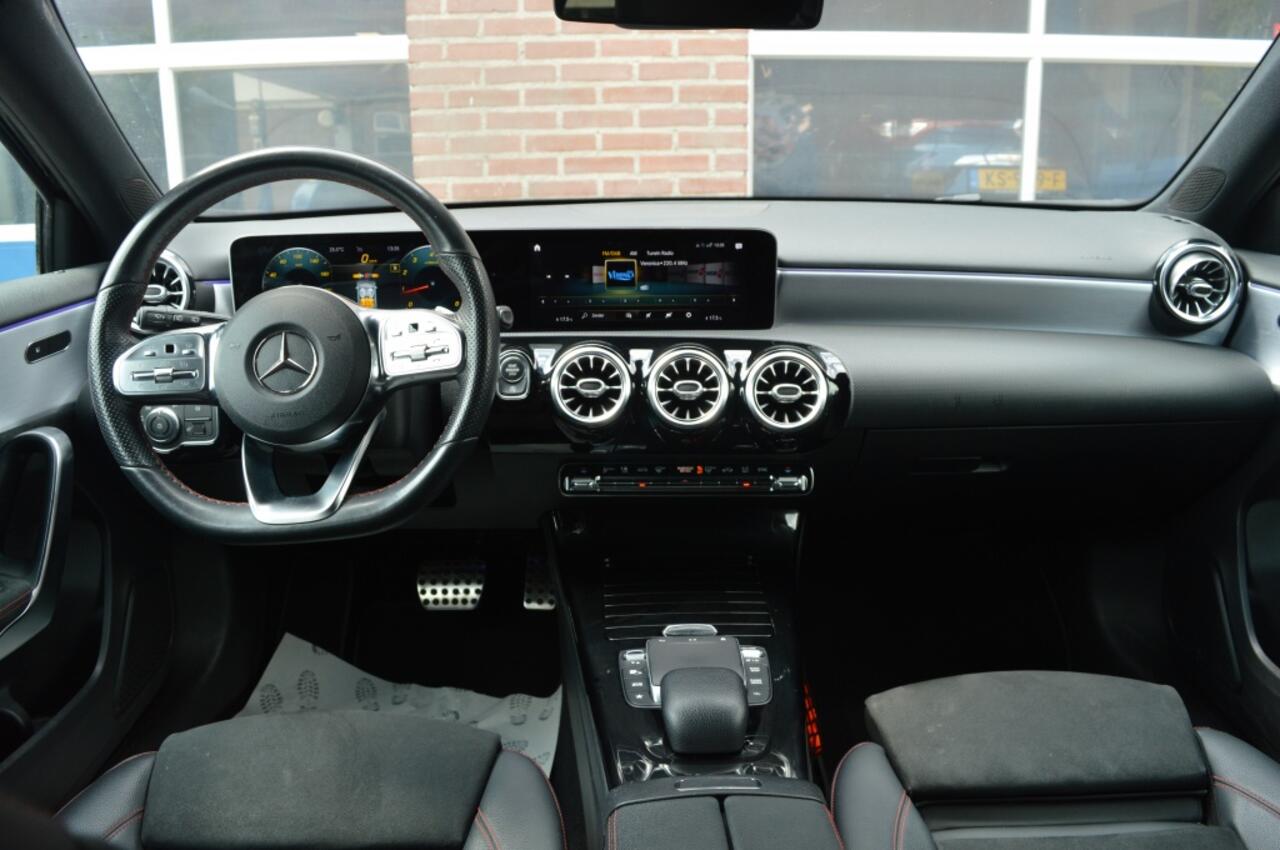 Mercedes-Benz A-KLASSE 180 Solution AMG | AUT - CAMERA - NAVI