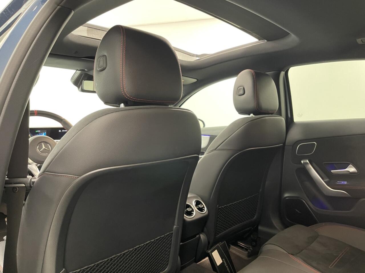 Mercedes-Benz A-KLASSE AMG 35 4MATIC | Burmester | Panoramadak | 19'' AMG dubbelspaaks