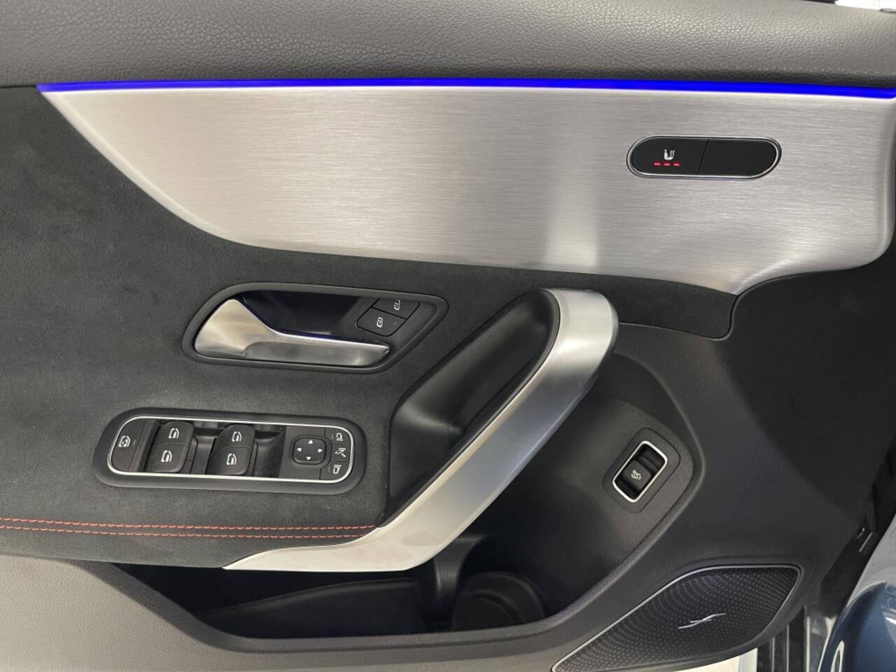 Mercedes-Benz A-KLASSE AMG 35 4MATIC | Burmester | Panoramadak | 19'' AMG dubbelspaaks