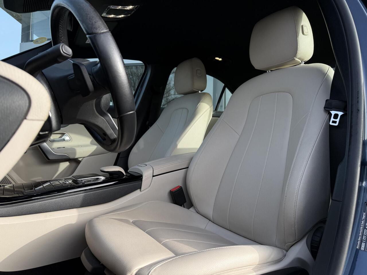 Mercedes-Benz A-KLASSE Aut. 180d Business Sol. Luxury Line | Navi | Camera | Sfeer Verlichting |