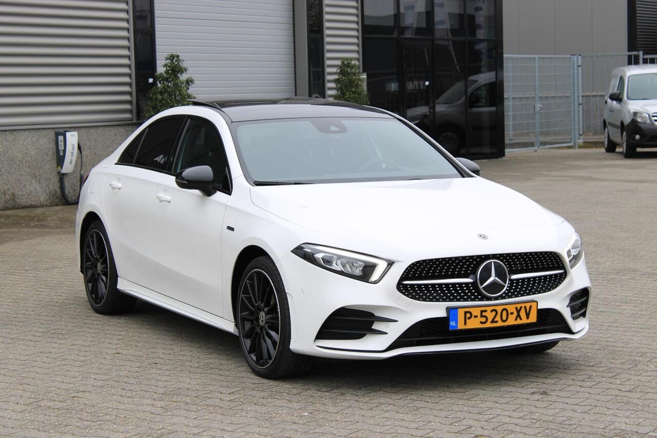 Mercedes-Benz A-KLASSE 250 e AMG Pano | Widescreen | Sfeerverlichting | Camera | Multispaak 19" | Dealer Onderhouden