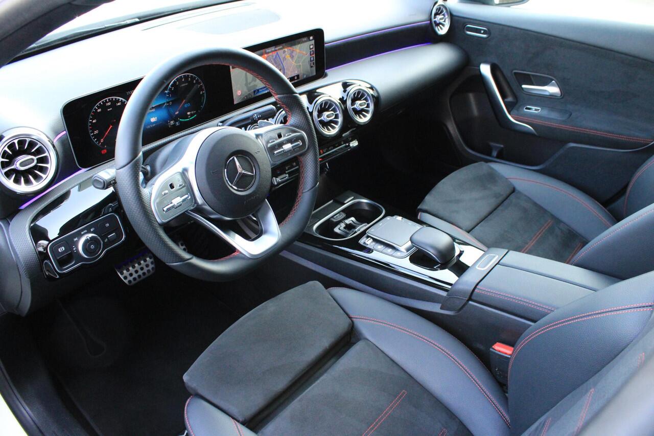 Mercedes-Benz A-KLASSE 250 e AMG Pano | Widescreen | Sfeerverlichting | Camera | Multispaak 19" | Dealer Onderhouden