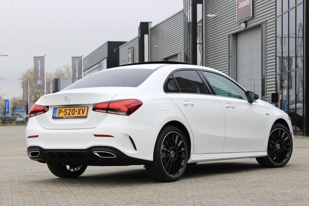 Mercedes-Benz A-KLASSE 250 e AMG Pano | Widescreen | Sfeerverlichting | Camera | Multispaak 19" | Dealer Onderhouden