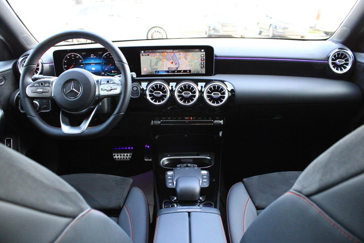 Mercedes-Benz A-KLASSE 250 e AMG Pano | Widescreen | Sfeerverlichting | Camera | Multispaak 19" | Dealer Onderhouden