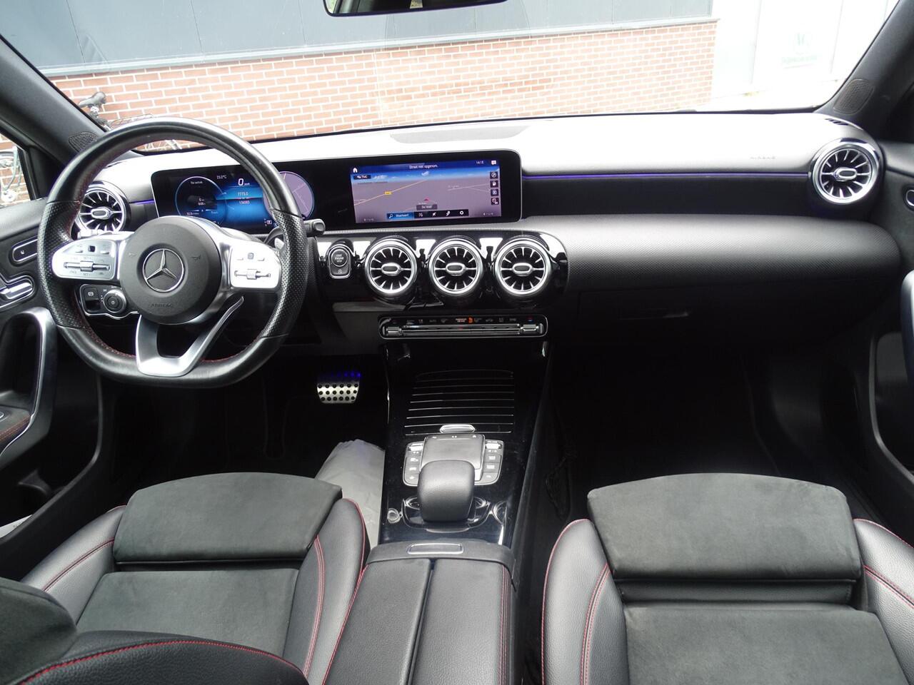Mercedes-Benz A-KLASSE 180 Business Solution AMG PANORAMADAK|SFEERVERLICHTING|LED PAKKET|ACHTERUIT RIJ CAMERA|NAVIGTAIE| ELECTRISCHE STOELEN|STOEL VERWARMING| CRUISE CONTROL ADAPTIEF MET STOP&GO EN STUURHULP|