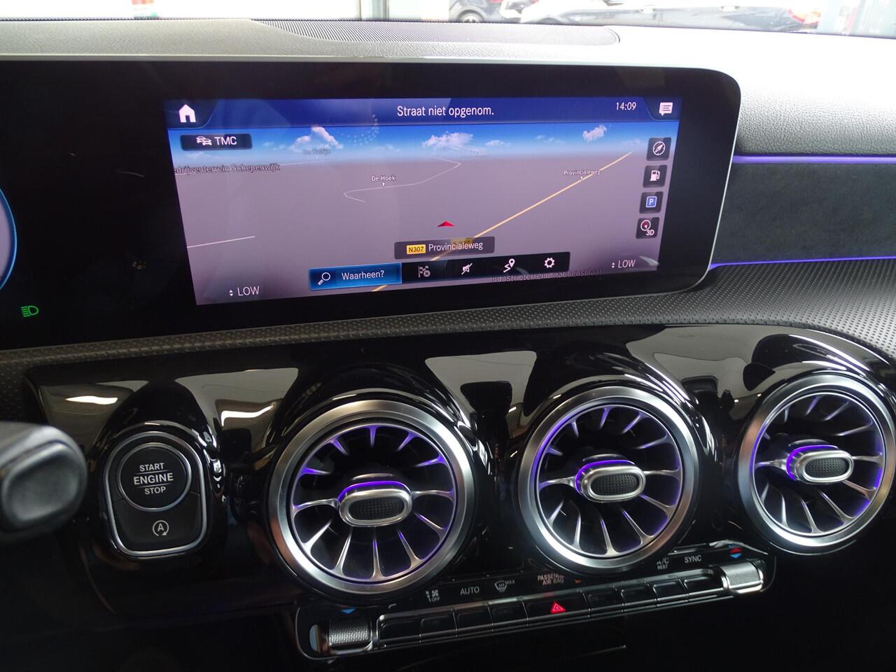 Mercedes-Benz A-KLASSE 180 Business Solution AMG PANORAMADAK|SFEERVERLICHTING|LED PAKKET|ACHTERUIT RIJ CAMERA|NAVIGTAIE| ELECTRISCHE STOELEN|STOEL VERWARMING| CRUISE CONTROL ADAPTIEF MET STOP&GO EN STUURHULP|