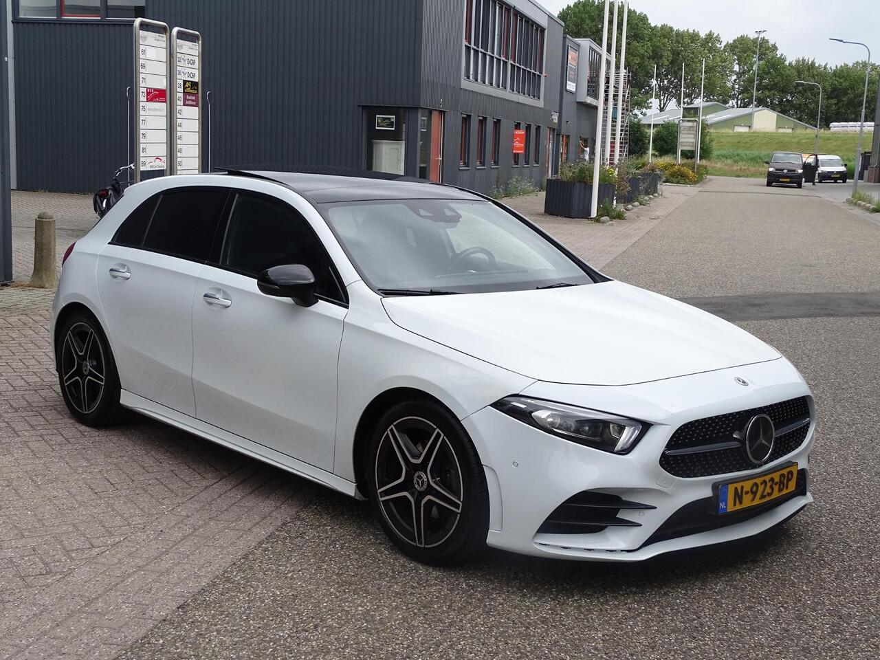 Mercedes-Benz A-KLASSE 180 Business Solution AMG PANORAMADAK|SFEERVERLICHTING|LED PAKKET|ACHTERUIT RIJ CAMERA|NAVIGTAIE| ELECTRISCHE STOELEN|STOEL VERWARMING| CRUISE CONTROL ADAPTIEF MET STOP&GO EN STUURHULP|