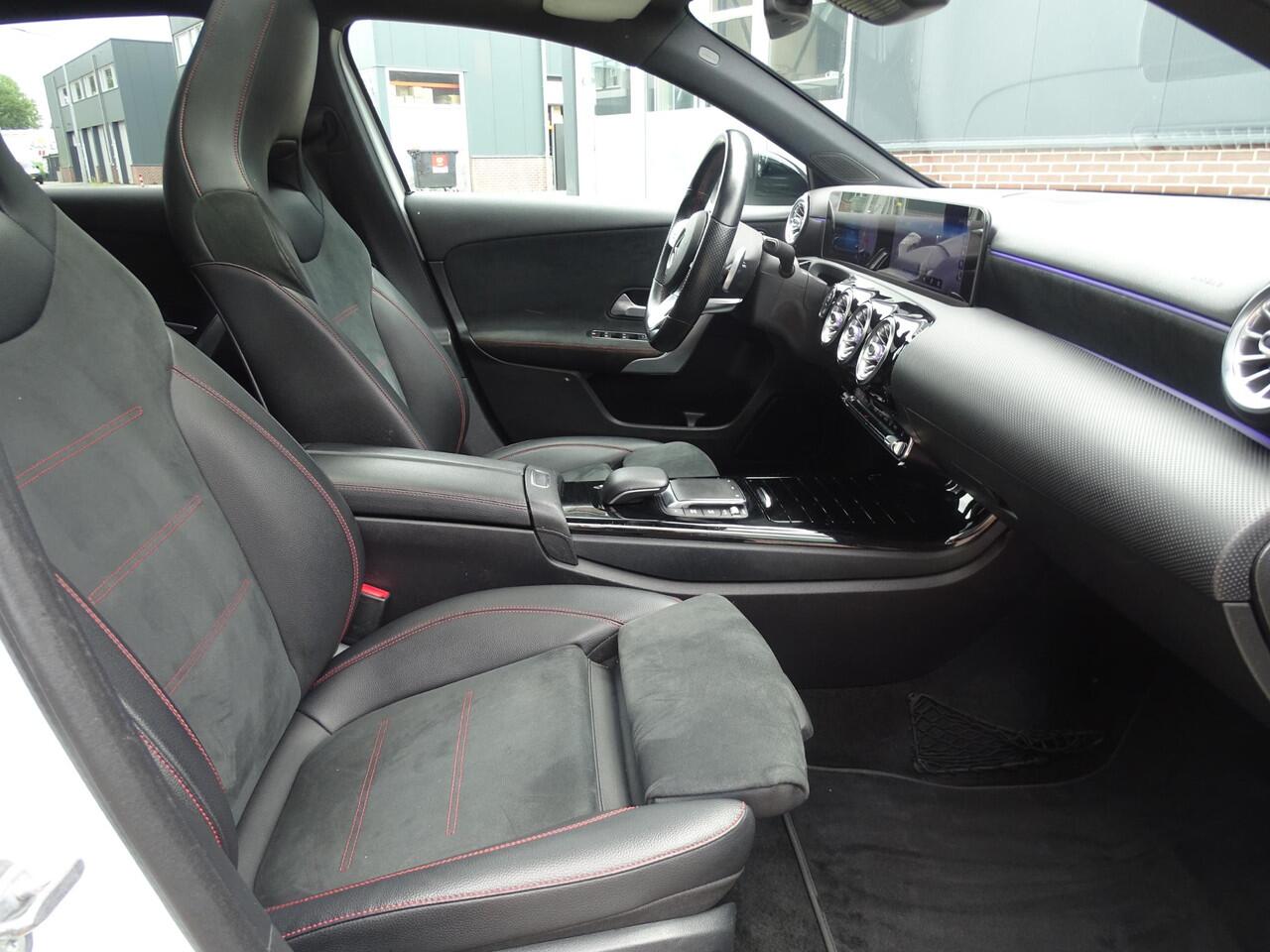 Mercedes-Benz A-KLASSE 180 Business Solution AMG PANORAMADAK|SFEERVERLICHTING|LED PAKKET|ACHTERUIT RIJ CAMERA|NAVIGTAIE| ELECTRISCHE STOELEN|STOEL VERWARMING| CRUISE CONTROL ADAPTIEF MET STOP&GO EN STUURHULP|