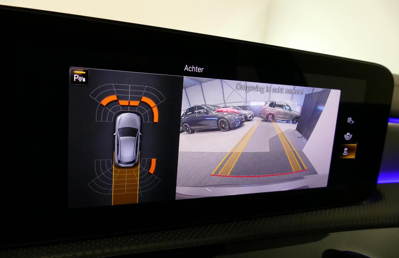 Mercedes-Benz A-KLASSE 200 AMG Line / A45 AMG Diffuser / Panamericana Grille / Panoramadak / A45 Dakspoiler / Elektr. verstelbare voorstoelen + memory / Multibeam LED Koplampen / Apple Carplay - Android Auto / Stoelverwarming / Ambienteverlichting / 19'' LMV / Night pakket / Do