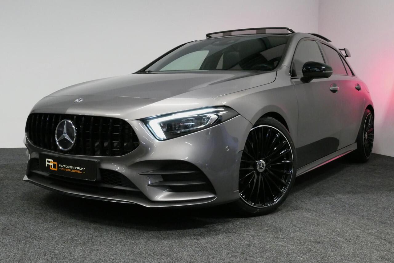 Mercedes-Benz A-KLASSE 200 AMG Line / A45 AMG Diffuser / Panamericana Grille / Panoramadak / A45 Dakspoiler / Elektr. verstelbare voorstoelen + memory / Multibeam LED Koplampen / Apple Carplay - Android Auto / Stoelverwarming / Ambienteverlichting / 19'' LMV / Night pakket / Do