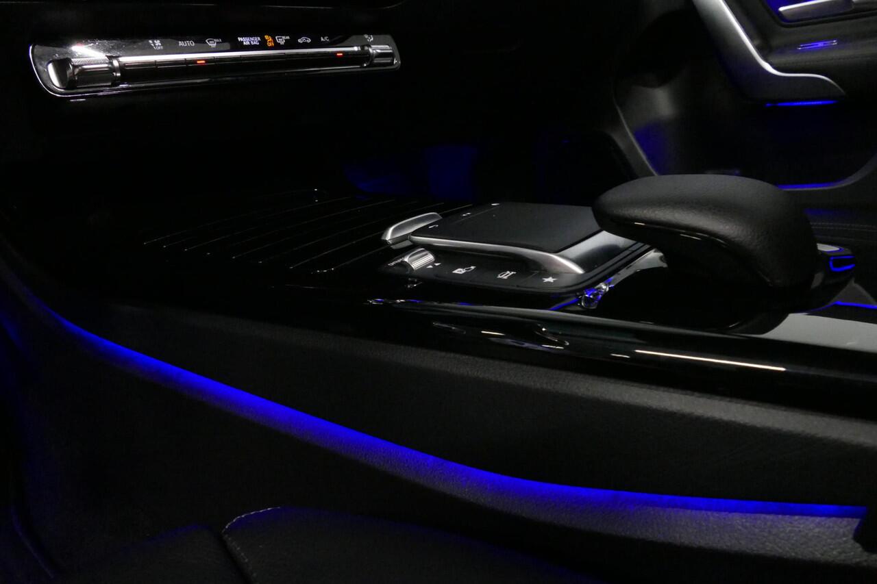 Mercedes-Benz A-KLASSE 200 AMG Line / A45 AMG Diffuser / Panamericana Grille / Panoramadak / A45 Dakspoiler / Elektr. verstelbare voorstoelen + memory / Multibeam LED Koplampen / Apple Carplay - Android Auto / Stoelverwarming / Ambienteverlichting / 19'' LMV / Night pakket / Do