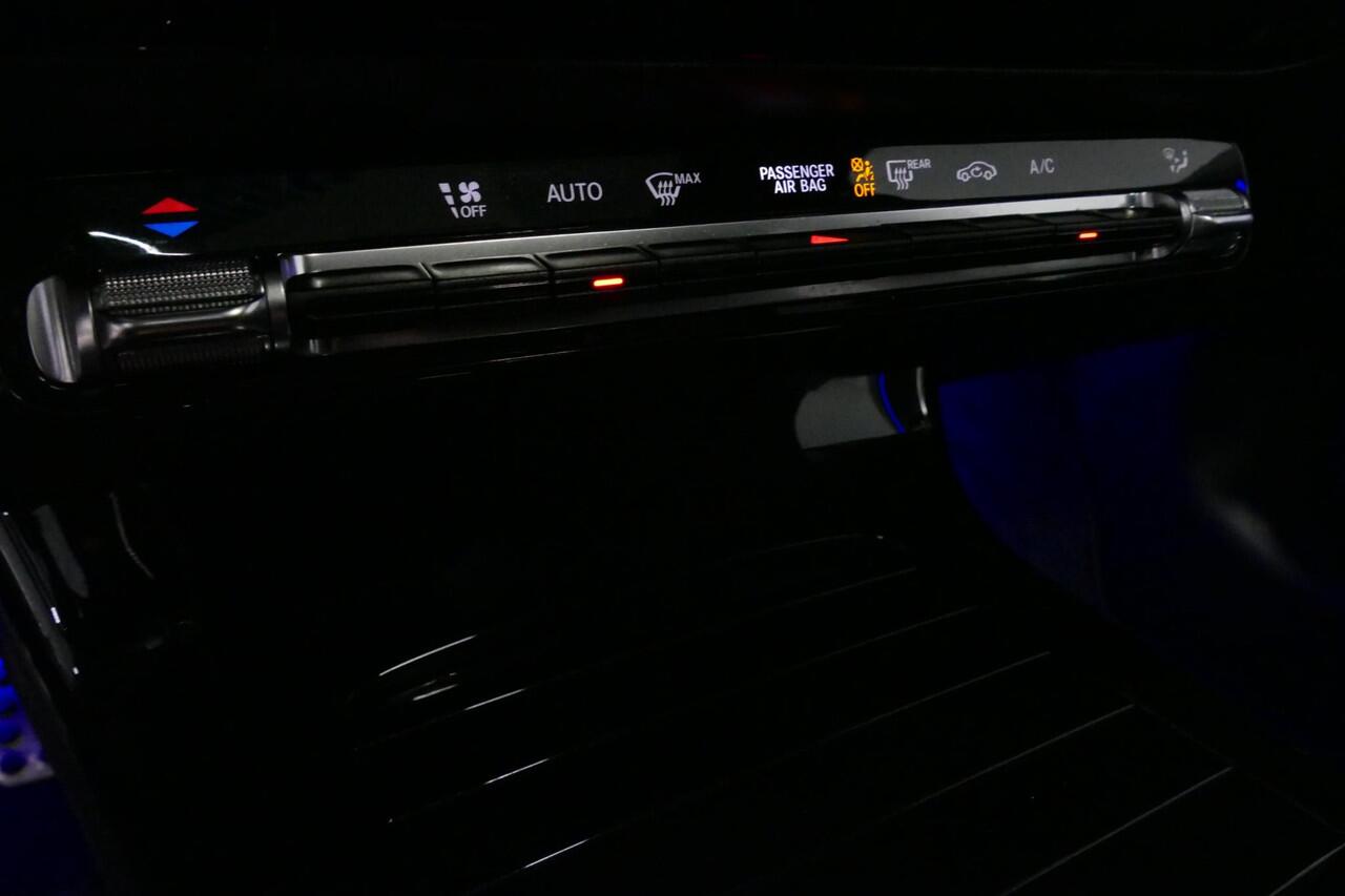 Mercedes-Benz A-KLASSE 200 AMG Line / A45 AMG Diffuser / Panamericana Grille / Panoramadak / A45 Dakspoiler / Elektr. verstelbare voorstoelen + memory / Multibeam LED Koplampen / Apple Carplay - Android Auto / Stoelverwarming / Ambienteverlichting / 19'' LMV / Night pakket / Do