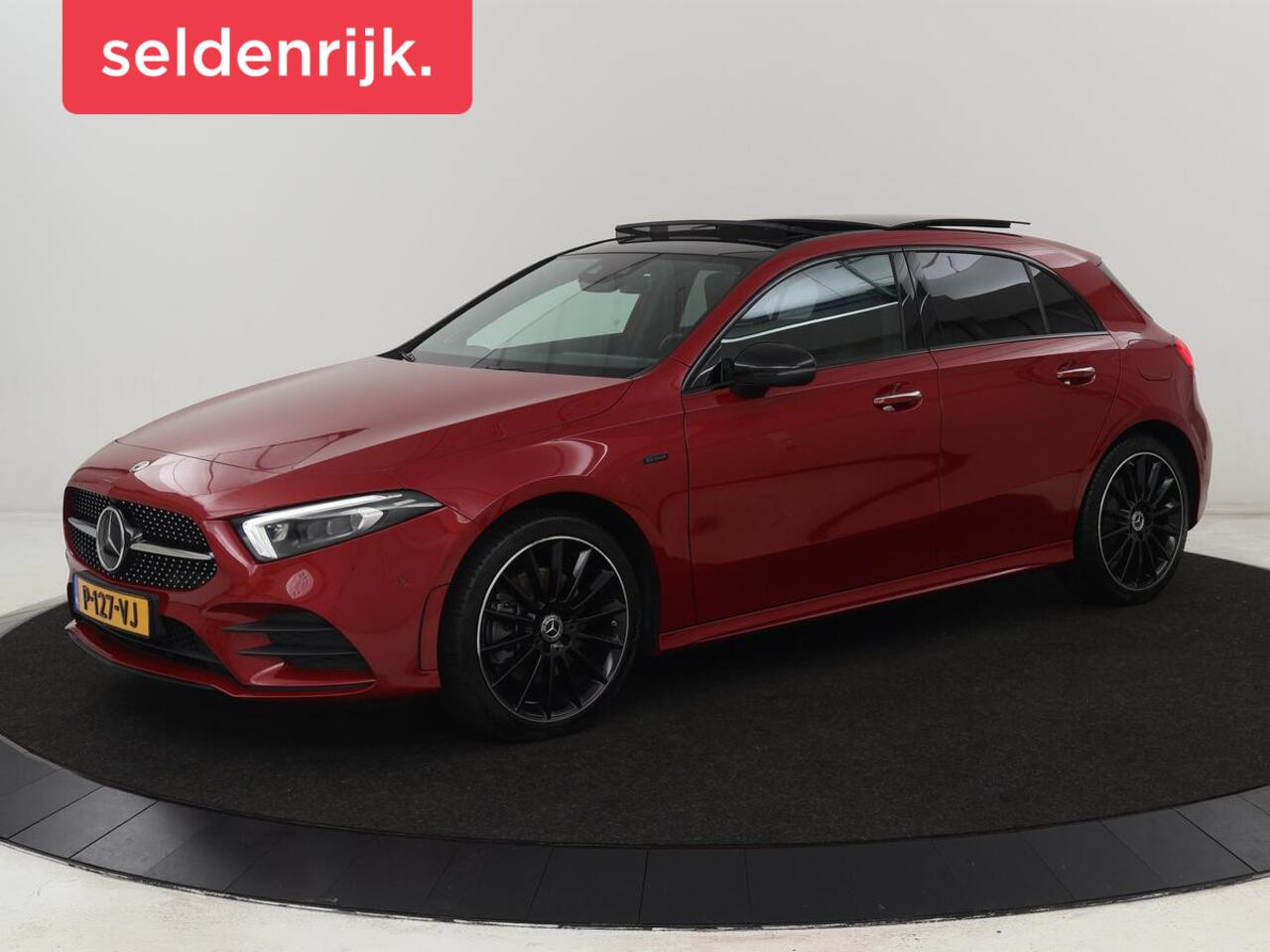 Mercedes-Benz A-KLASSE 250e AMG | Panoramadak | 360 Camera | Burmester | Stoelverwarming | Adaptive cruise | Carplay | Sfeerverlichting | 19'' | Navigatie | Widescreen | Leder/Alcantara | PHEV | Plug In