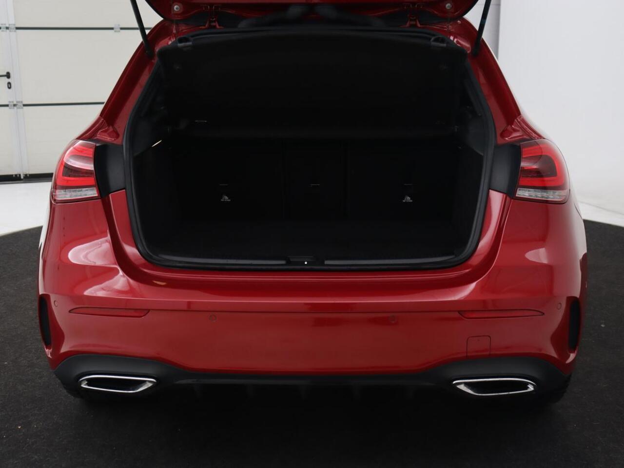 Mercedes-Benz A-KLASSE 250e AMG | Panoramadak | 360 Camera | Burmester | Stoelverwarming | Adaptive cruise | Carplay | Sfeerverlichting | 19'' | Navigatie | Widescreen | Leder/Alcantara | PHEV | Plug In