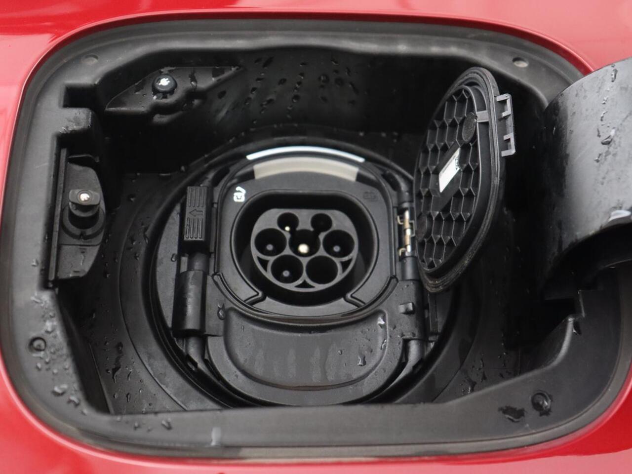 Mercedes-Benz A-KLASSE 250e AMG | Panoramadak | 360 Camera | Burmester | Stoelverwarming | Adaptive cruise | Carplay | Sfeerverlichting | 19'' | Navigatie | Widescreen | Leder/Alcantara | PHEV | Plug In