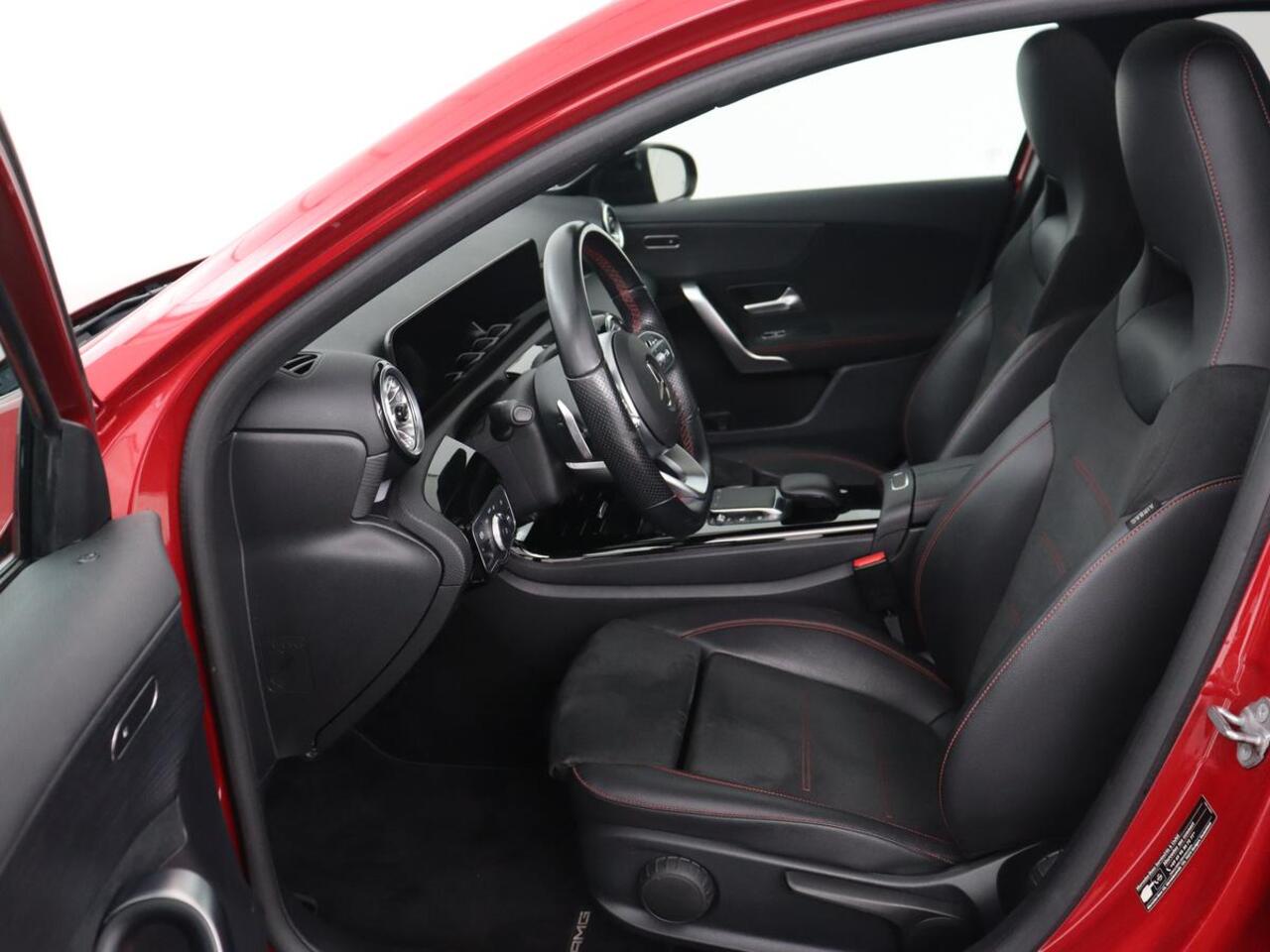 Mercedes-Benz A-KLASSE 250e AMG | Panoramadak | 360 Camera | Burmester | Stoelverwarming | Adaptive cruise | Carplay | Sfeerverlichting | 19'' | Navigatie | Widescreen | Leder/Alcantara | PHEV | Plug In