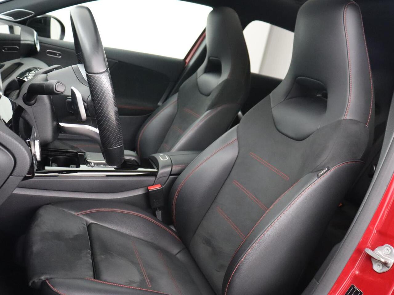 Mercedes-Benz A-KLASSE 250e AMG | Panoramadak | 360 Camera | Burmester | Stoelverwarming | Adaptive cruise | Carplay | Sfeerverlichting | 19'' | Navigatie | Widescreen | Leder/Alcantara | PHEV | Plug In