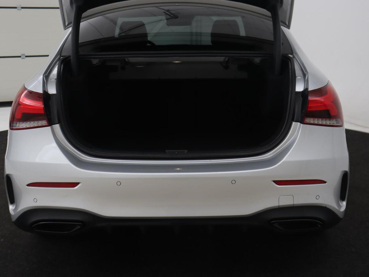 Mercedes-Benz A-KLASSE 200 AMG | Panoramadak | Carplay | Memory | Matrix LED | Leder/Alcantara | Keyless | Sfeerverlichting | Camera | Park Assist | Navigatie | Widescreen