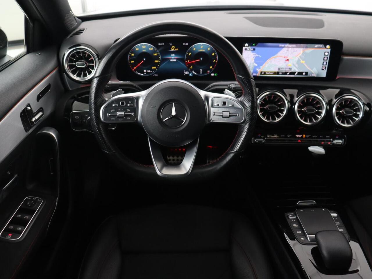 Mercedes-Benz A-KLASSE 200 AMG | Panoramadak | Carplay | Memory | Matrix LED | Leder/Alcantara | Keyless | Sfeerverlichting | Camera | Park Assist | Navigatie | Widescreen