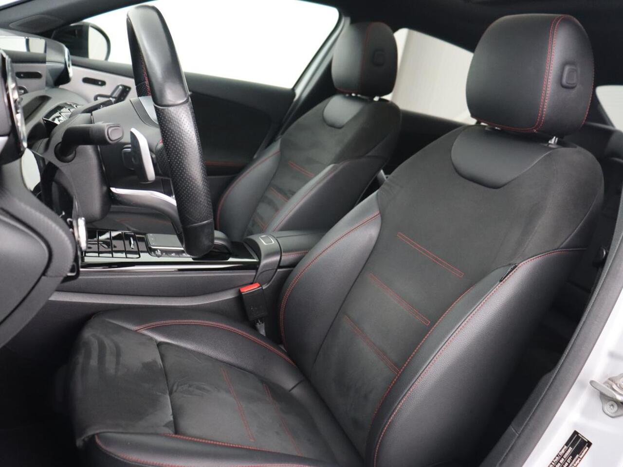 Mercedes-Benz A-KLASSE 200 AMG | Panoramadak | Carplay | Memory | Matrix LED | Leder/Alcantara | Keyless | Sfeerverlichting | Camera | Park Assist | Navigatie | Widescreen