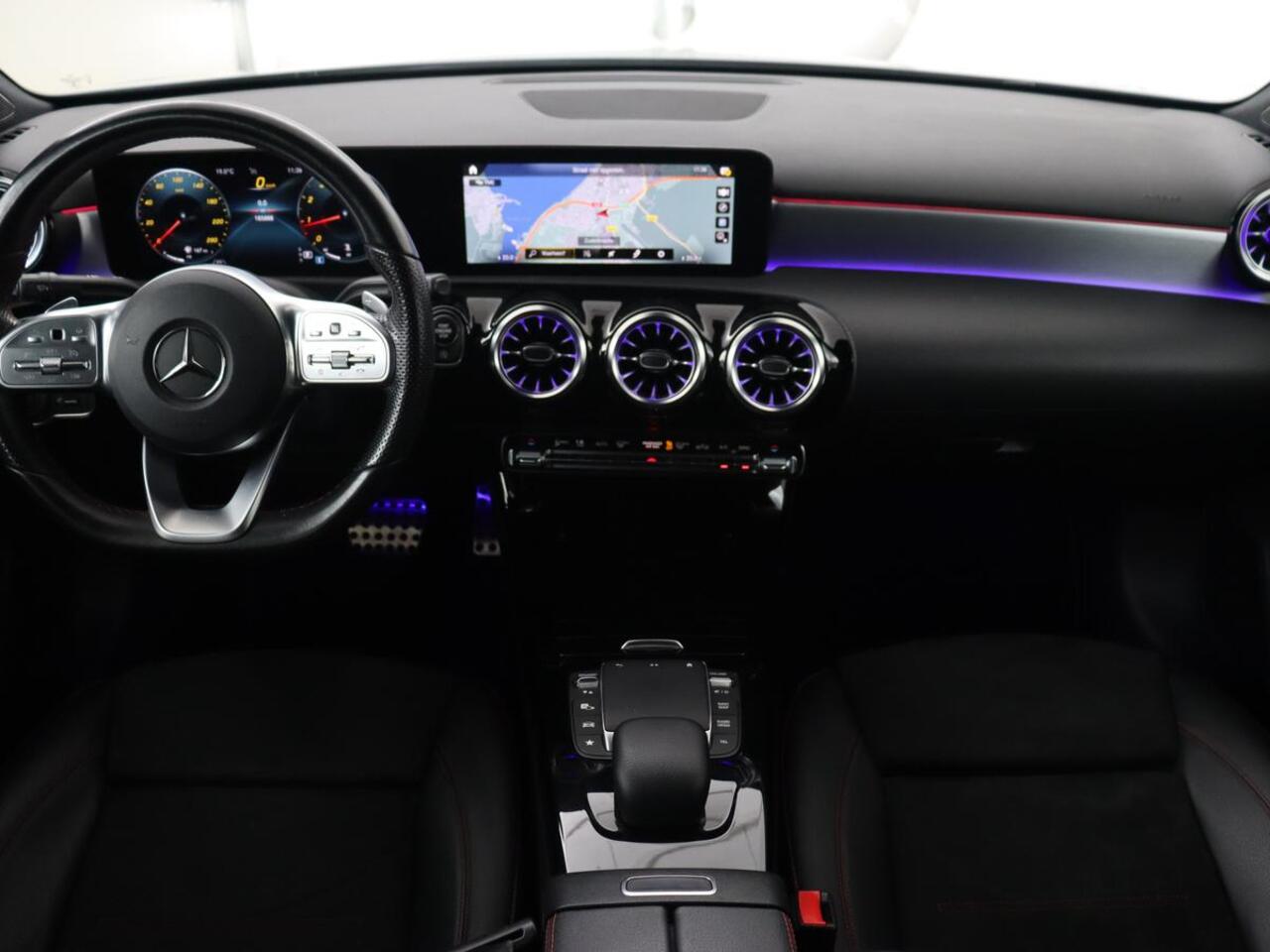 Mercedes-Benz A-KLASSE 200 AMG | Panoramadak | Carplay | Memory | Matrix LED | Leder/Alcantara | Keyless | Sfeerverlichting | Camera | Park Assist | Navigatie | Widescreen