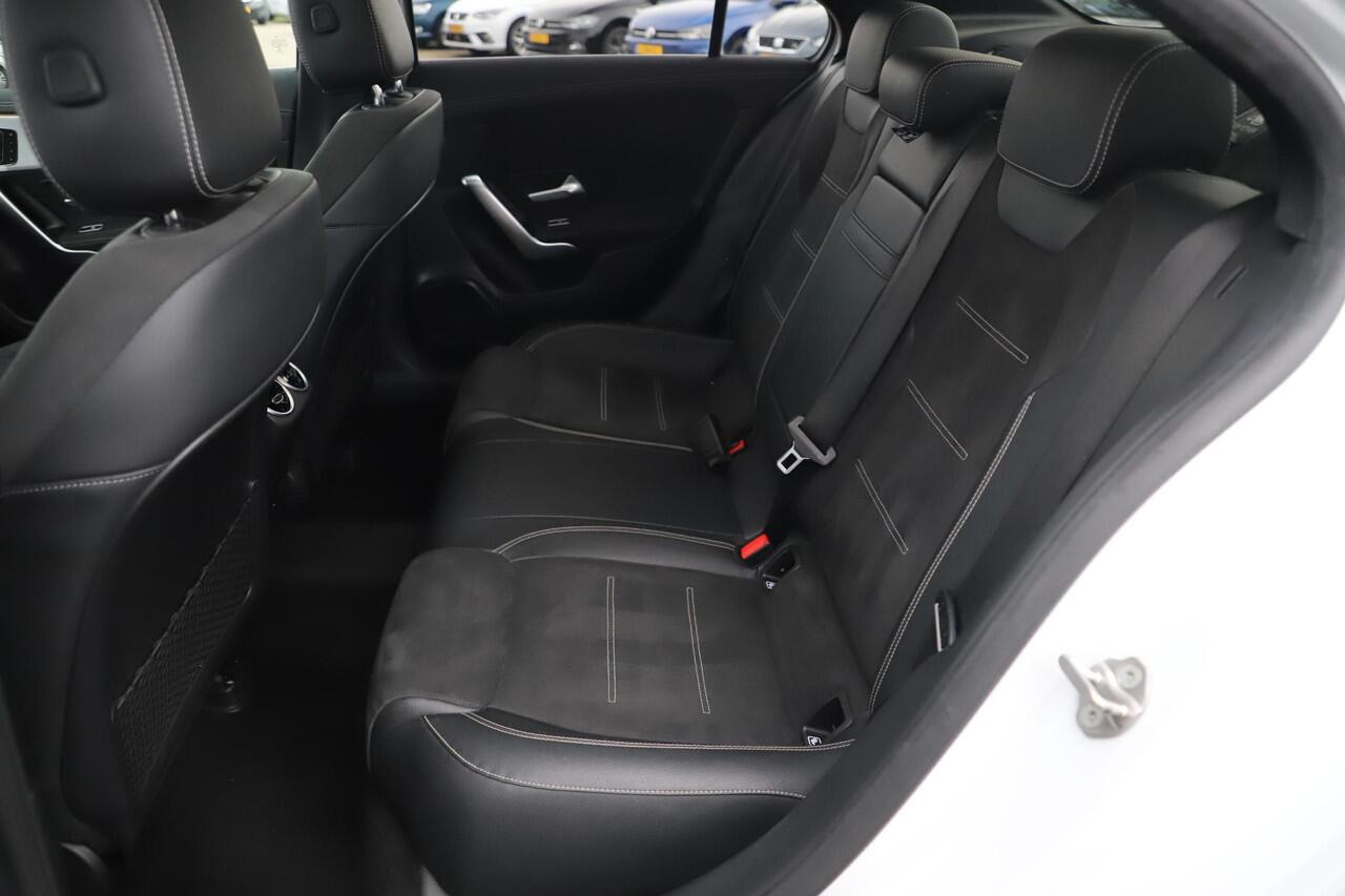 Mercedes-Benz A-KLASSE 200 Business Solution AMG Night 164PK Automaat 19 inch Panoramadak Massage Sfeerverlichting Widescreen Multibeam LED Navigatie Achteruitrijcamera Elektrische Stoelen