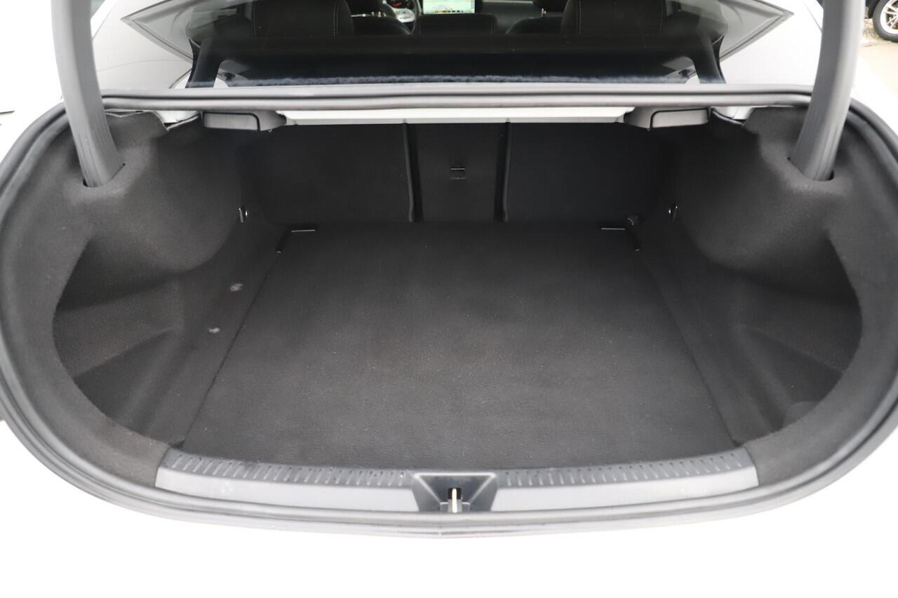 Mercedes-Benz A-KLASSE 200 Business Solution AMG Night 164PK Automaat 19 inch Panoramadak Massage Sfeerverlichting Widescreen Multibeam LED Navigatie Achteruitrijcamera Elektrische Stoelen