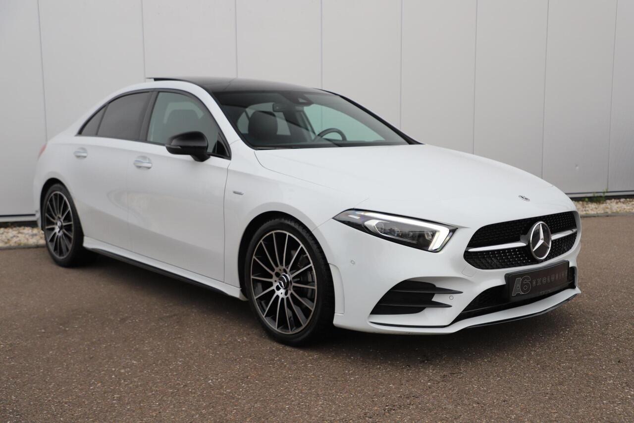 Mercedes-Benz A-KLASSE 200 Business Solution AMG Night 164PK Automaat 19 inch Panoramadak Massage Sfeerverlichting Widescreen Multibeam LED Navigatie Achteruitrijcamera Elektrische Stoelen