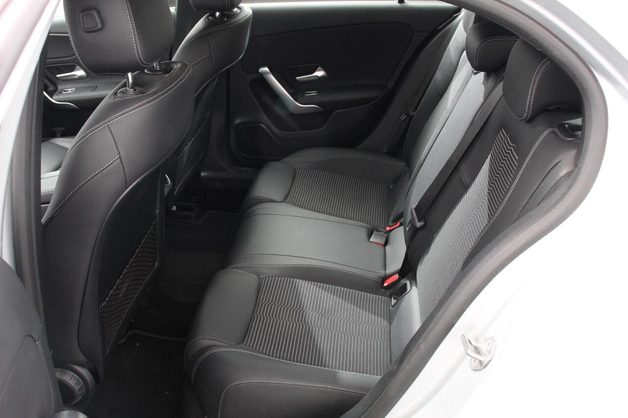 Mercedes-Benz A-KLASSE 180 Progressive 7-DCT | Navigatie | Climate Control | Virtual Cockpit | Stoelverwarming | 17" Lichtmetalen velgen | Parkeer sensoren | Cruise Control Prijs Incl. BOVAG Garantie