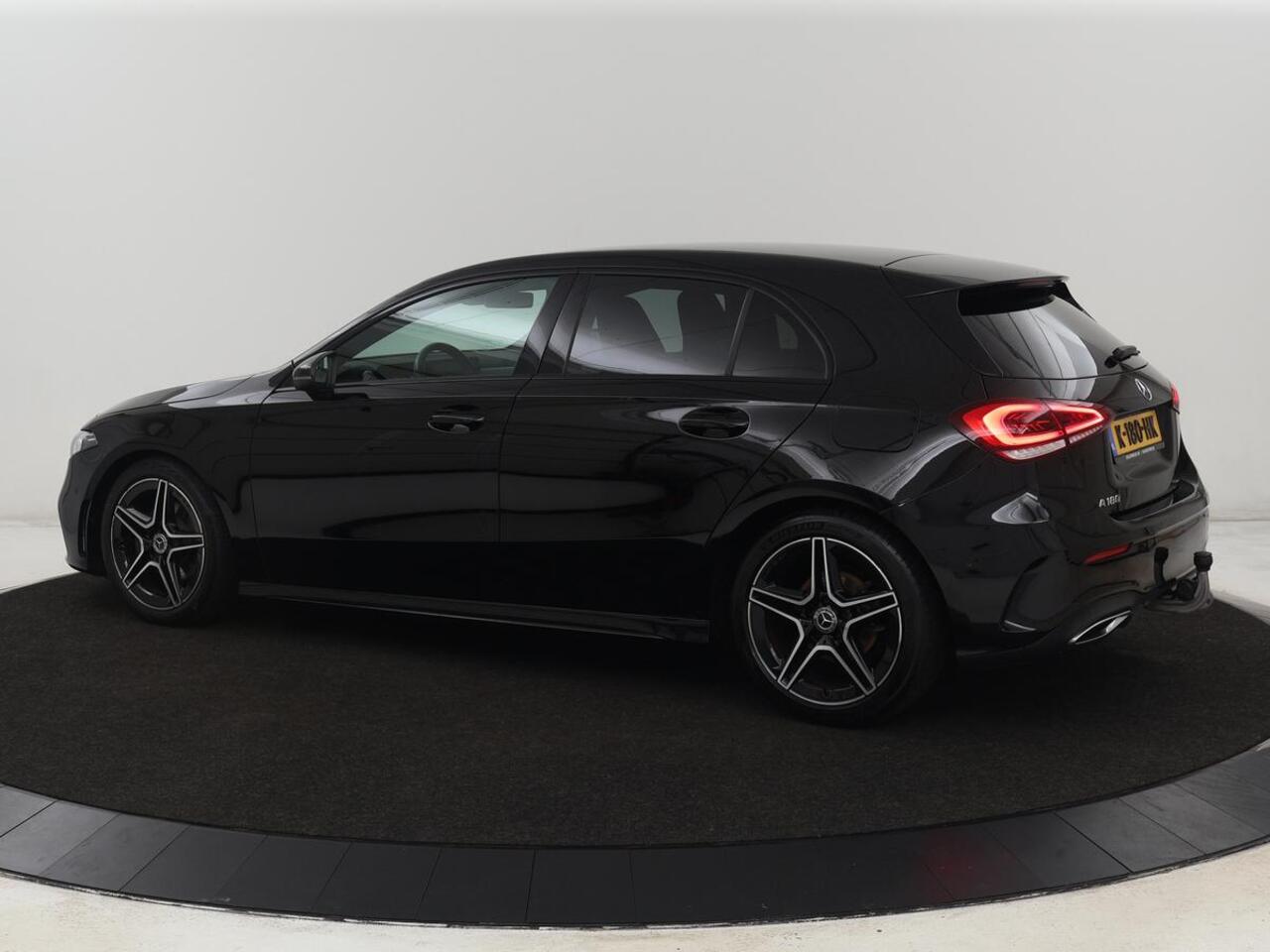 Mercedes-Benz A-KLASSE 180 AMG | Adaptive cruise | Trekhaak | Stoelverwarming | Camera | Leder/Alcantara | Sfeerverlichting | Navigatie | Park Assist | Full LED | Climate control | Bluetooth