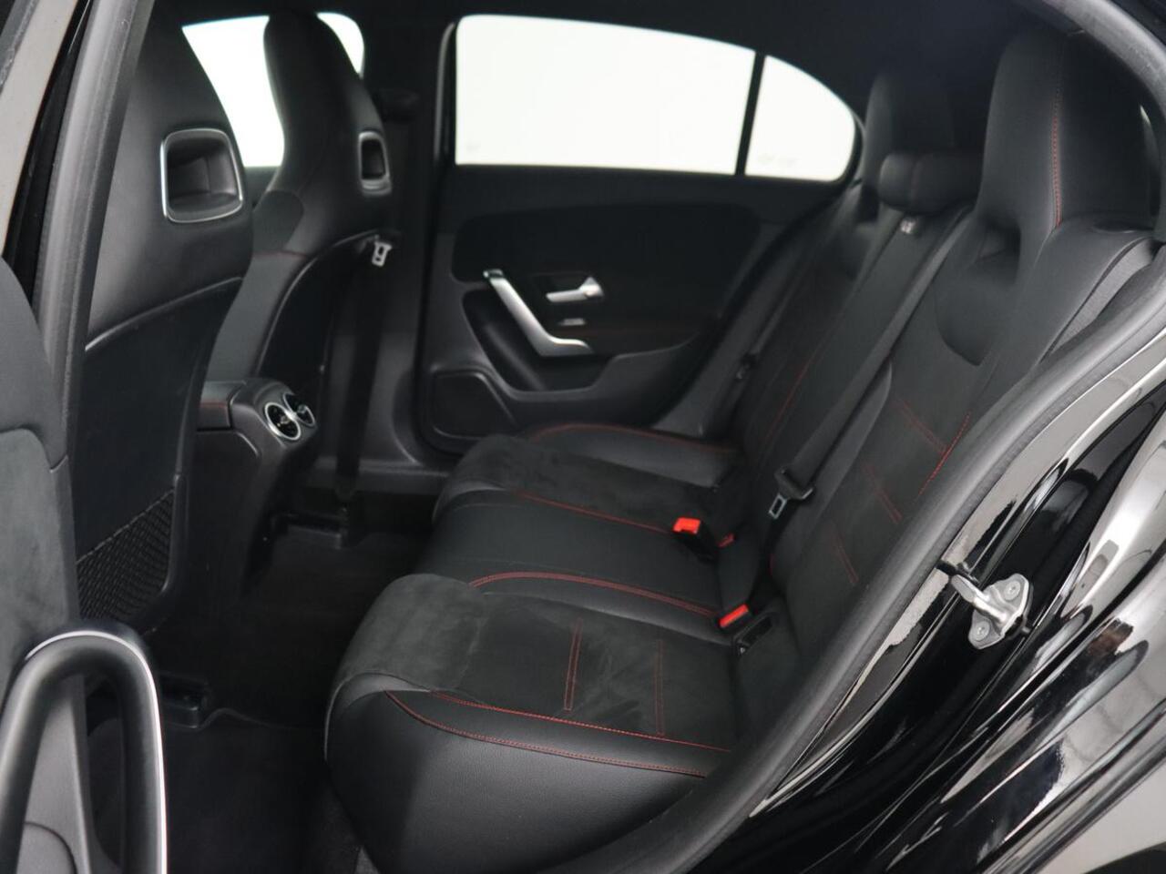 Mercedes-Benz A-KLASSE 180 AMG | Adaptive cruise | Trekhaak | Stoelverwarming | Camera | Leder/Alcantara | Sfeerverlichting | Navigatie | Park Assist | Full LED | Climate control | Bluetooth